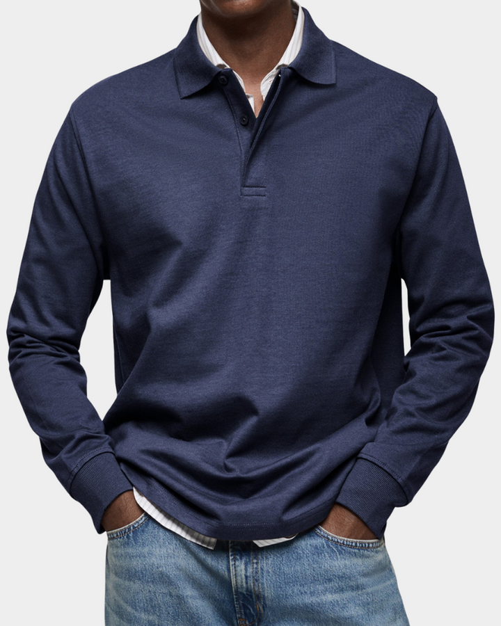 Langarm-Poloshirt in Marineblau mit klassischem Kragen kombiniert mit Jeans