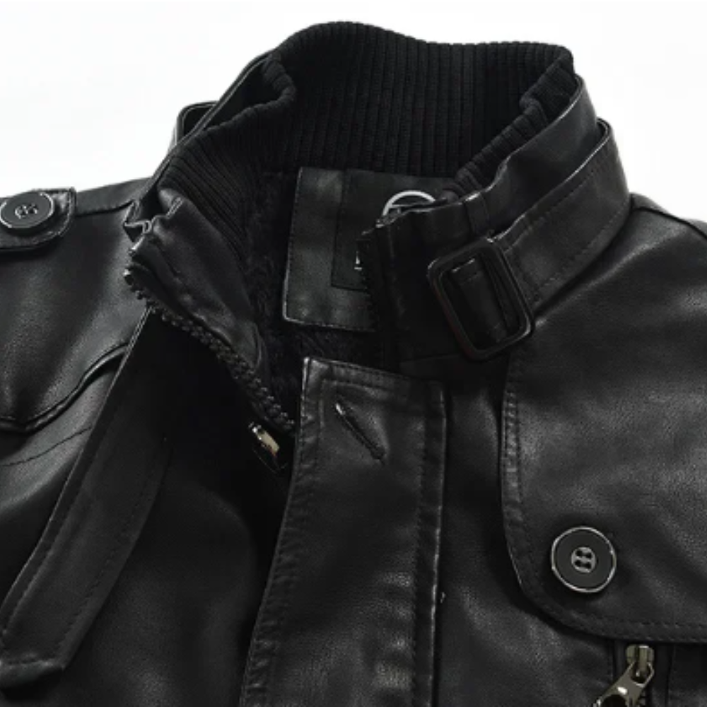 Nahaufnahme Stehkragen schwarzer Lederjacke mit Schnalle und Knopf