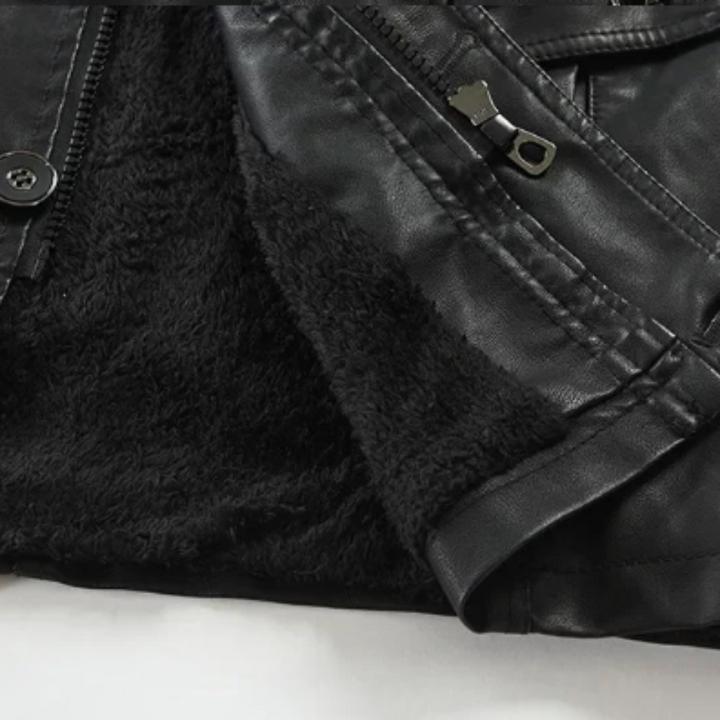 Detailansicht Reißverschluss und Fellfutter der schwarzen Lederjacke