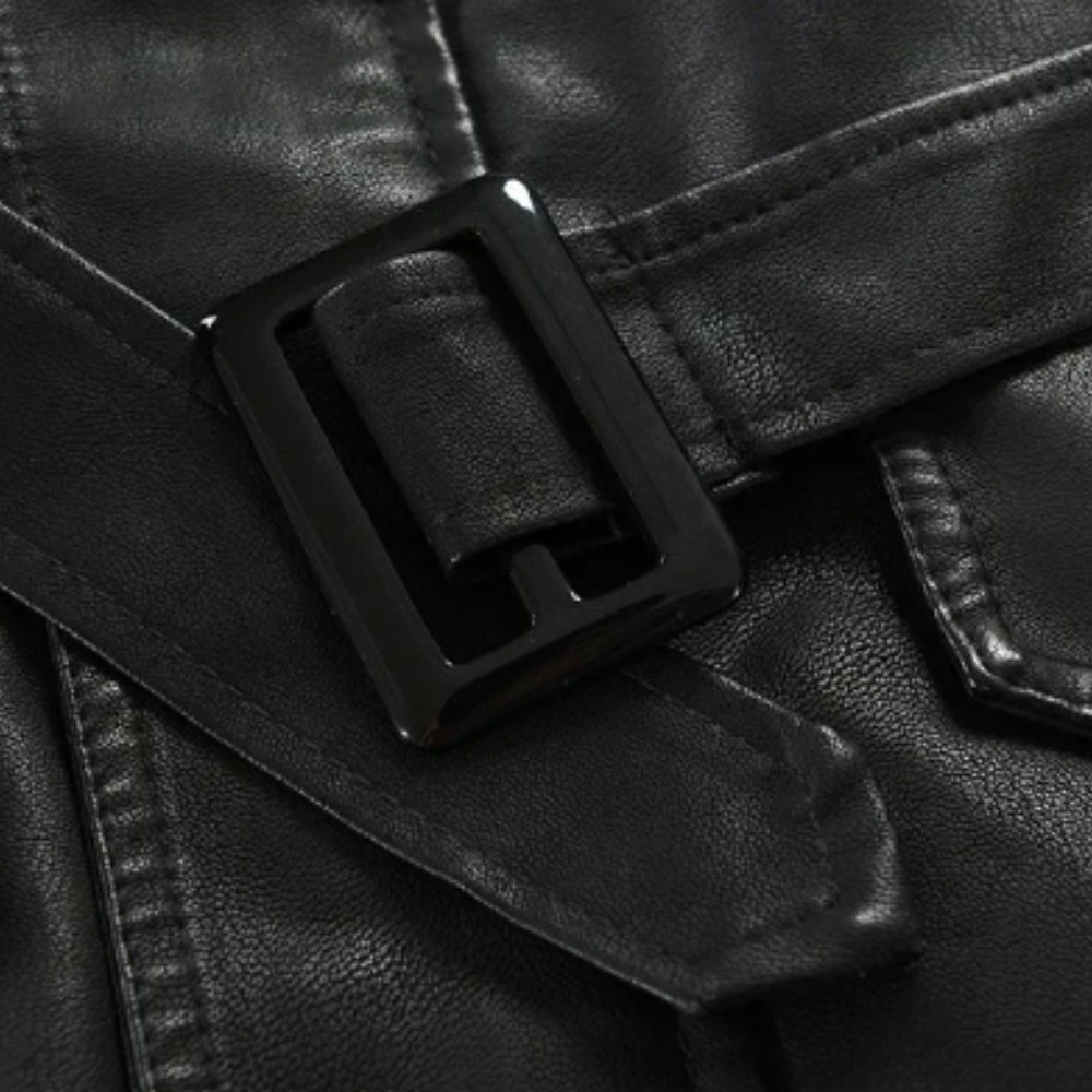 Nahaufnahme schwarze Schnalle und Gürtel der Bikerjacke