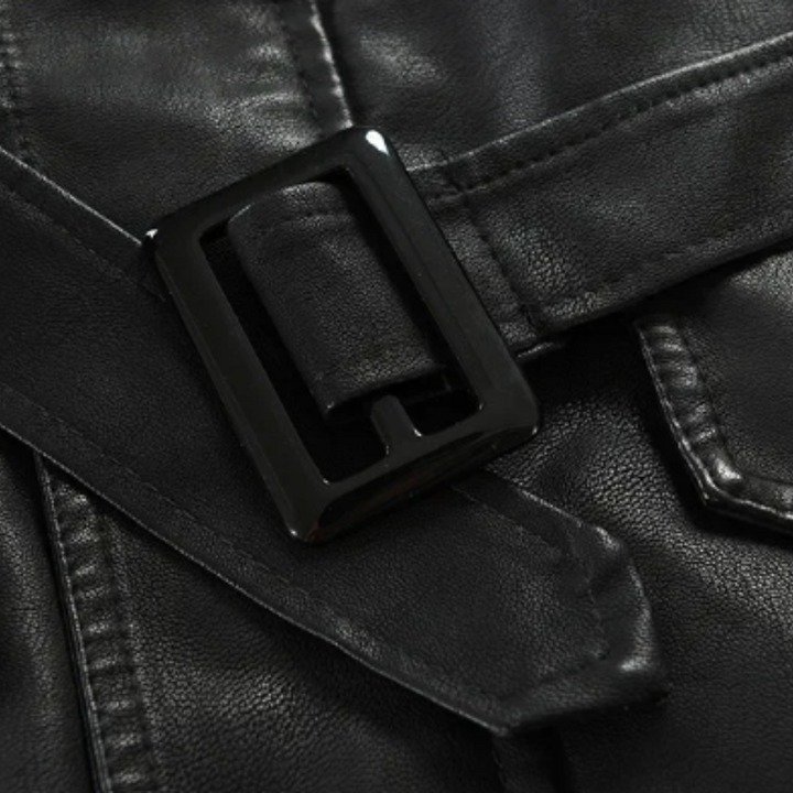 Nahaufnahme schwarze Schnalle und Gürtel der Bikerjacke