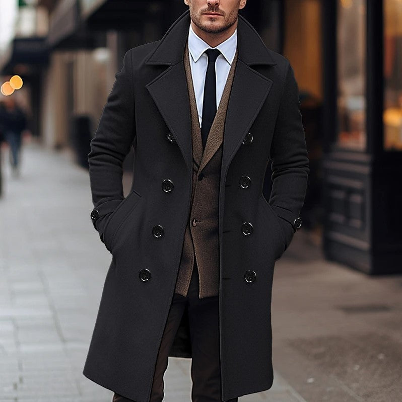 Schwarzer eleganter Wollmantel mit Zweireiher, im Straßenlook getragen