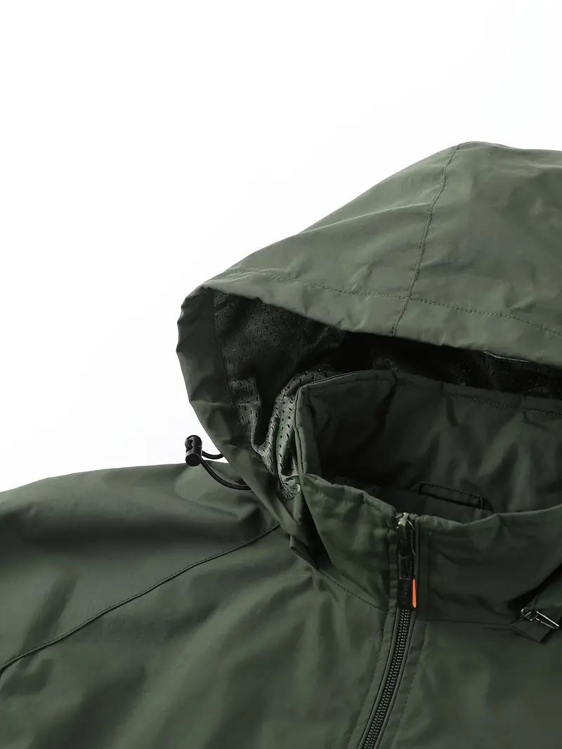 Detailansicht der Kapuze mit Kordelzug an olivgrüner Jacke