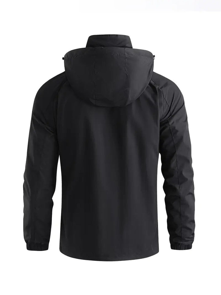 Schwarze Herrenjacke mit Kapuze, Rückenansicht mit Reißverschluss