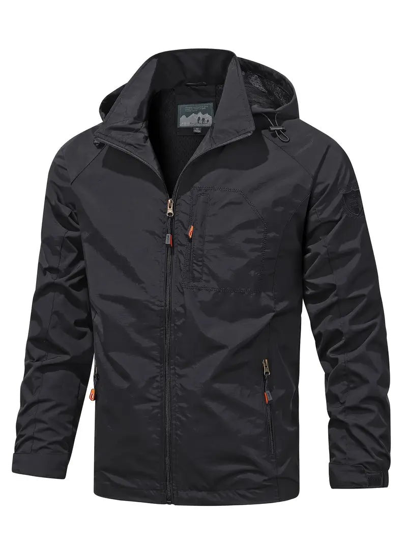 Schwarze Herrenjacke mit Kapuze und aufgesetzter Brusttasche, Frontansicht