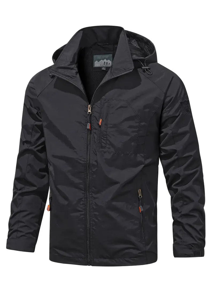 Schwarze Herrenjacke mit Kapuze und aufgesetzter Brusttasche, Frontansicht