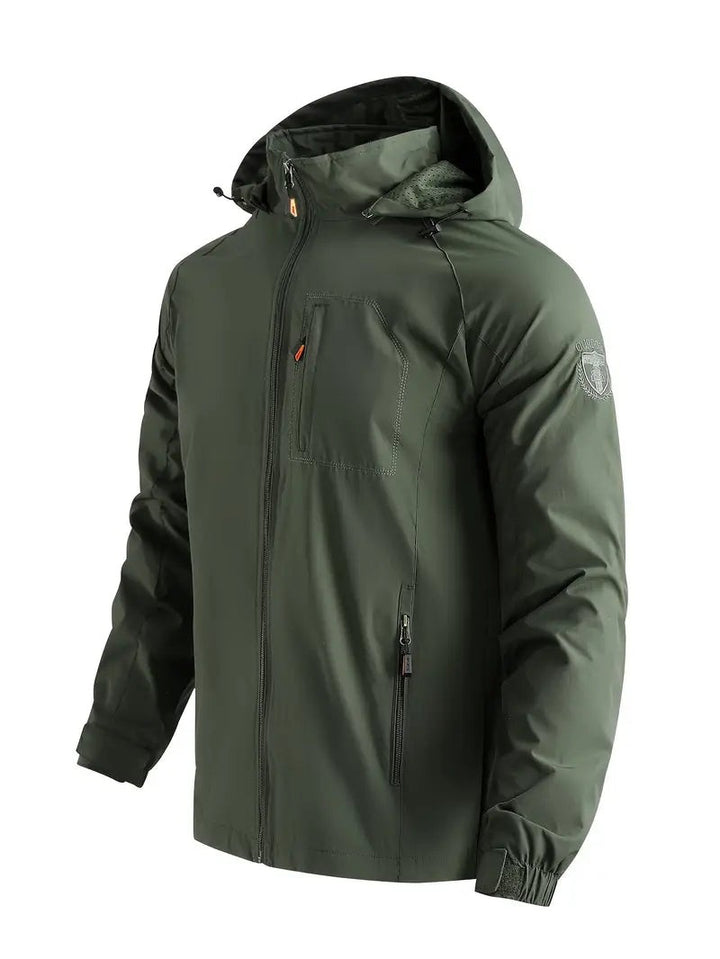 Olivgrüne Herrenjacke mit Kapuze, seitliche Ansicht mit Ärmelabzeichen