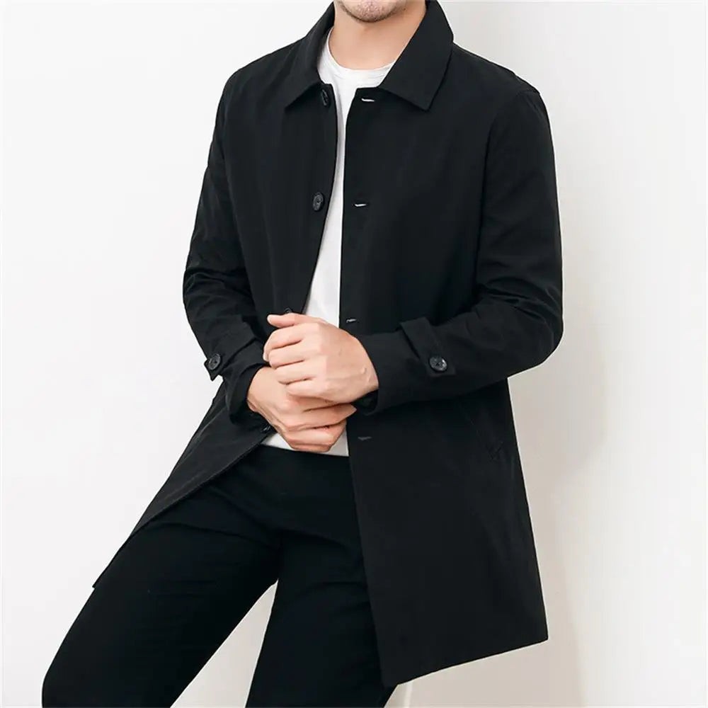 Schwarzer langer Mantel für Herren, lässig getragen mit weißem Shirt