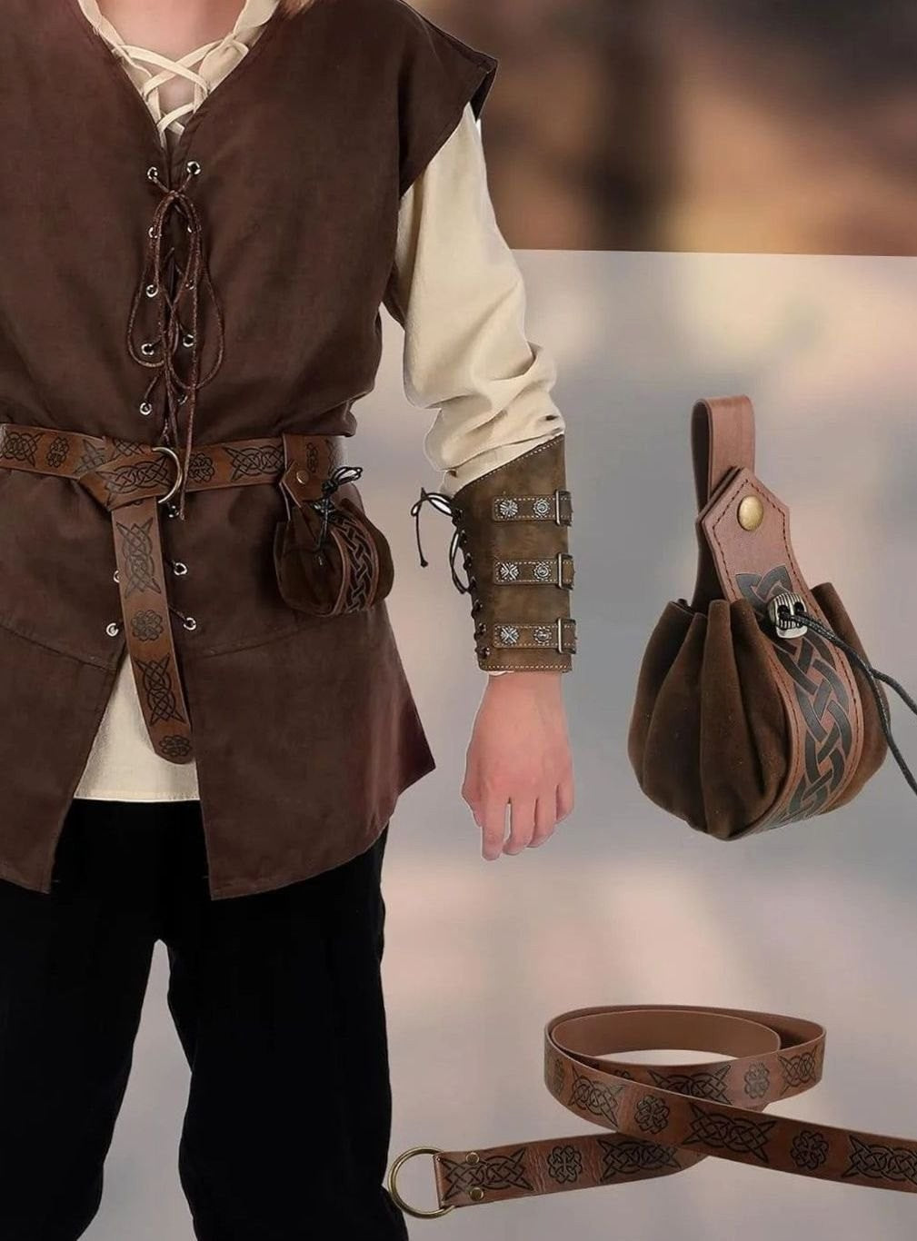 Detailansicht Schnürweste mit Gürtel, Gürteltasche und Armstulpen in Braun