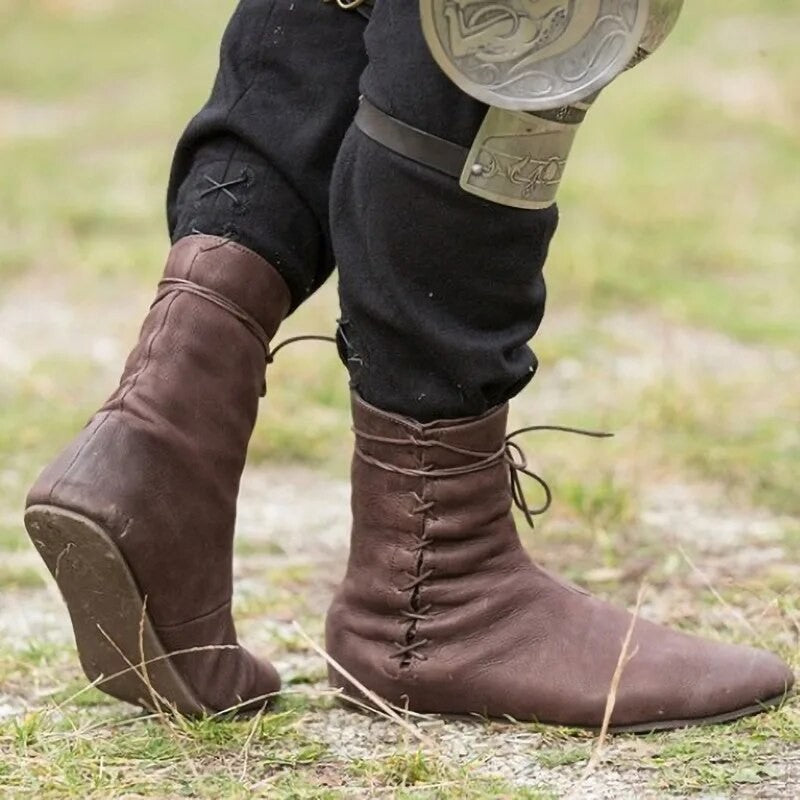Braune mittelalterliche Lederstiefel mit Schnürung und spitzer Zehenform