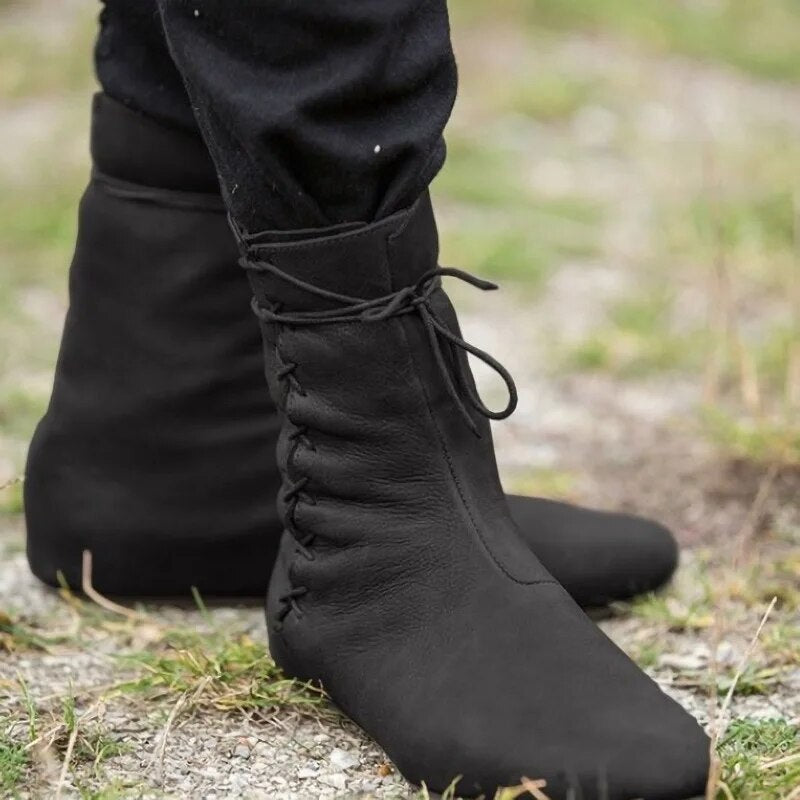 Schwarze mittelalterliche Lederstiefel mit Schnürdetail und flachem Absatz