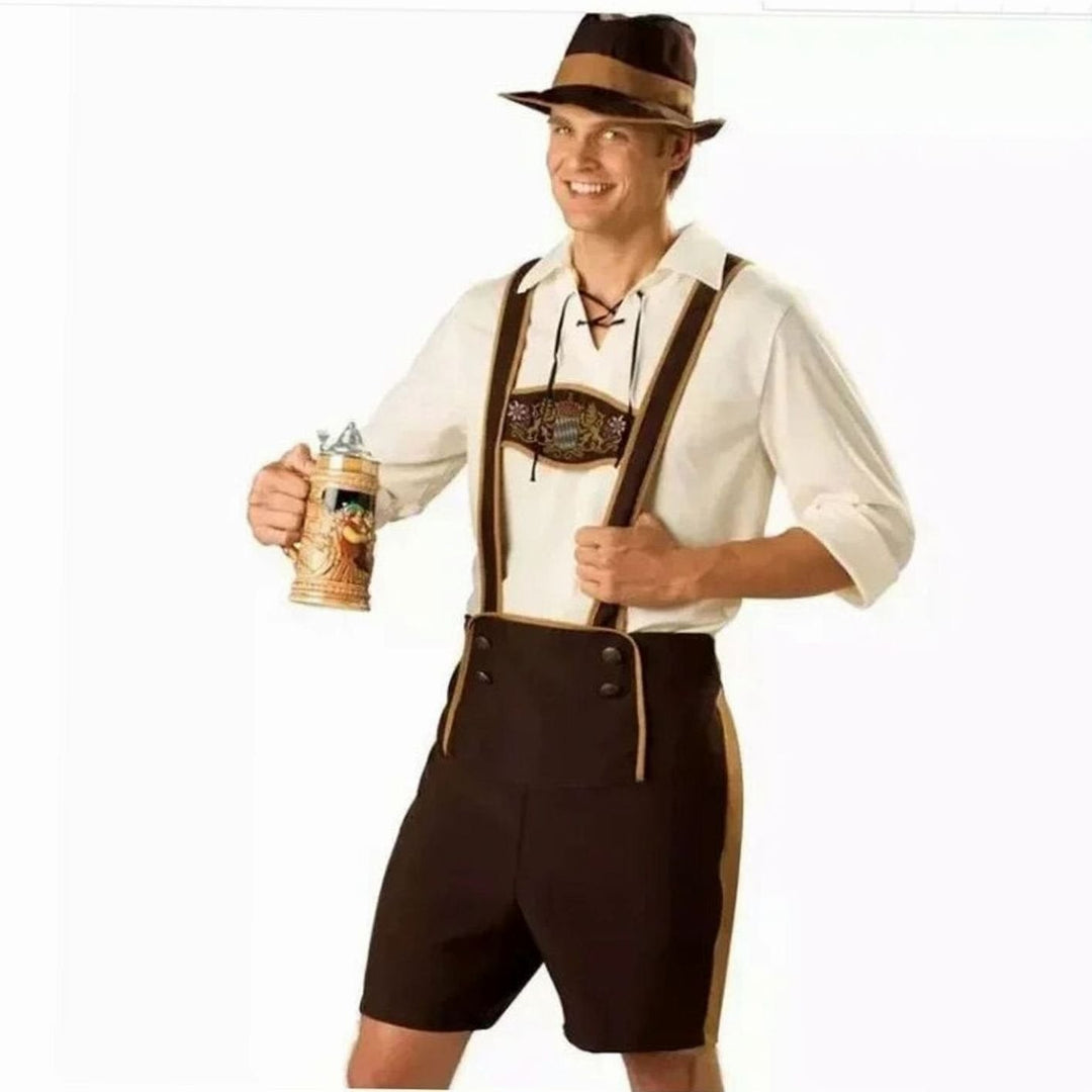Herren Oktoberfest Kostüm mit brauner Trachtenshorts, Hosenträgern und Hut, Bierkrug in der Hand