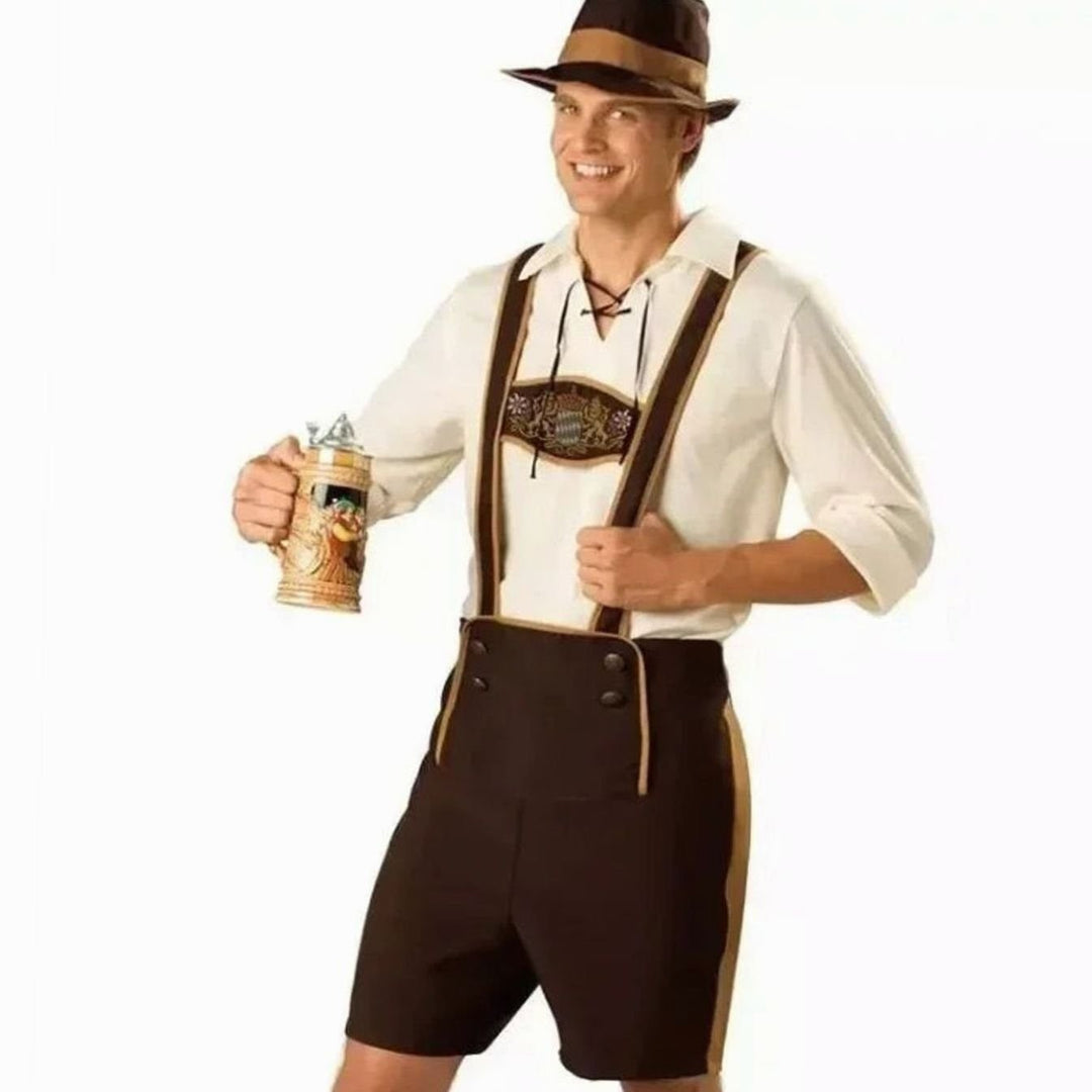 Model im braunen Trachtenoutfit mit Lederhosenträgern, Hut und traditionellem Bierkrug
