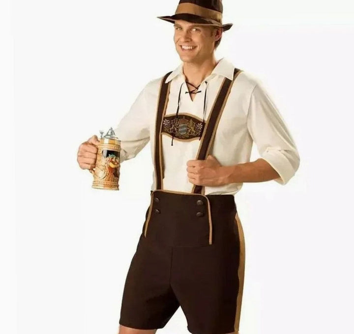 Nahaufnahme Oktoberfest Kostüm mit Trachtenhemd, Hosenträgern und braunem Hut
