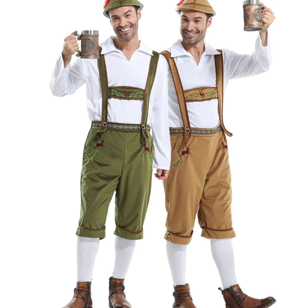 Zwei Männer in Oktoberfest Kostümen mit Lederhosen in Grün und Braun, Bierkrug haltend