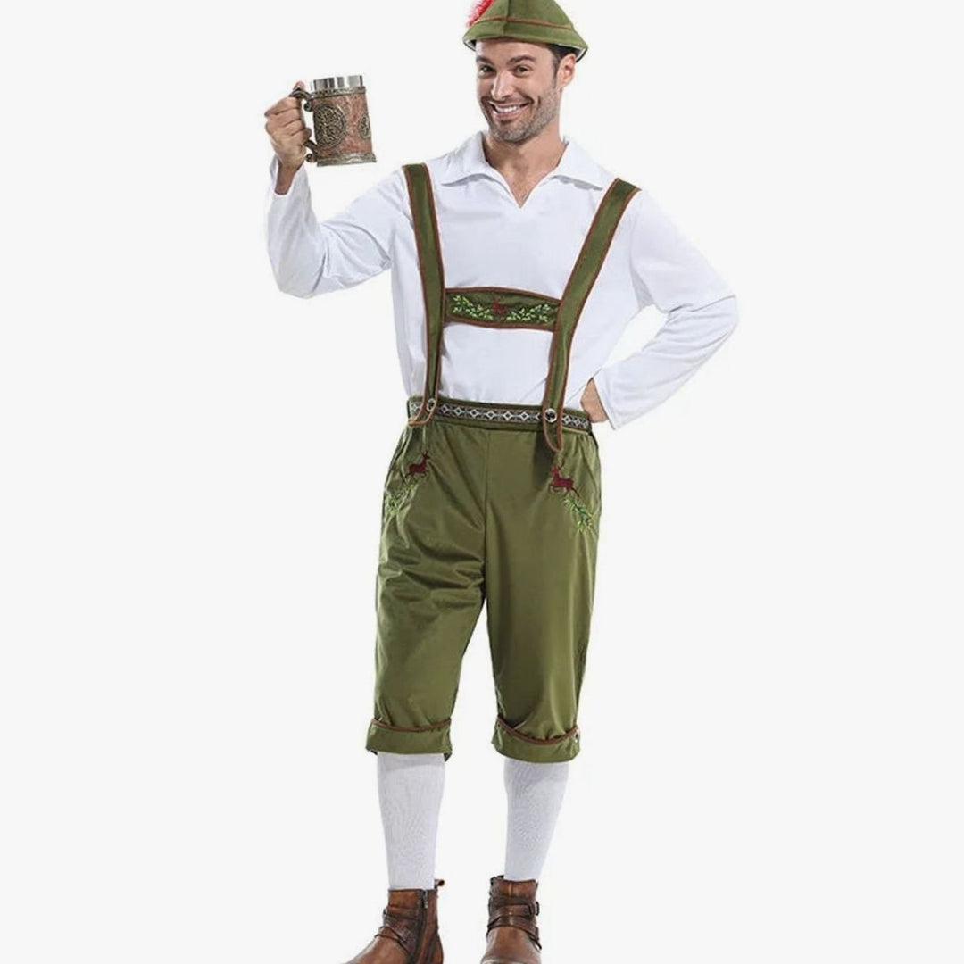 Mann im grünen Trachtenoutfit mit Hosenträgern, Filzhut und Bierkrug in der Hand