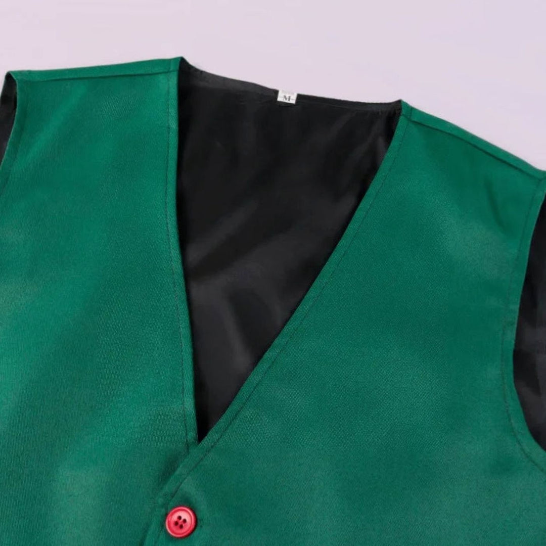 Nahaufnahme grüne Trachtenweste mit rotem Knopf und schwarzem Innenfutter