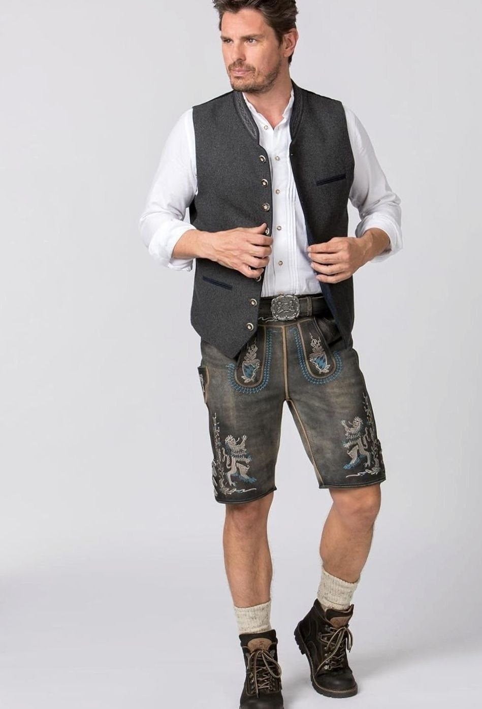 Trachtenweste anthrazit mit Stehkragen kombiniert zu Lederhose und Trachtenhemd
