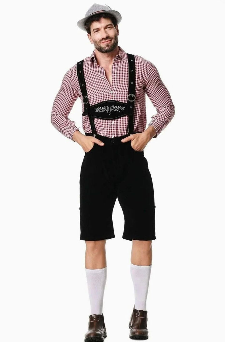Mann in Trachtenoutfit mit Hosenträgern und schwarzer Kniebundhose, graue Hutgarnitur