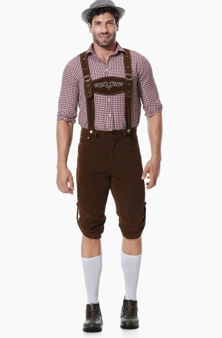Braune Trachtenlederhose mit Hosenträgern kombiniert mit rot-weißem Karohemd
