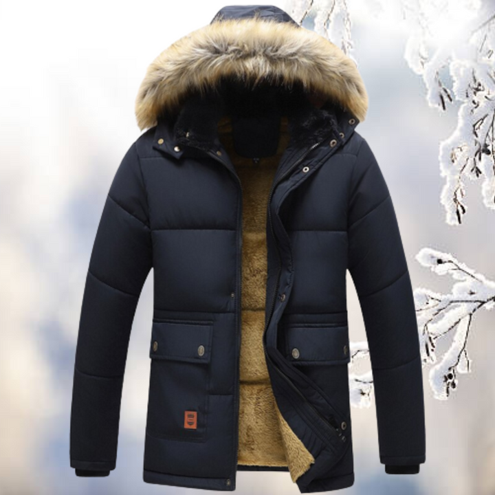 Dunkelblaue Winterjacke mit Fellkapuze und warmem Teddyfutter, offen getragen