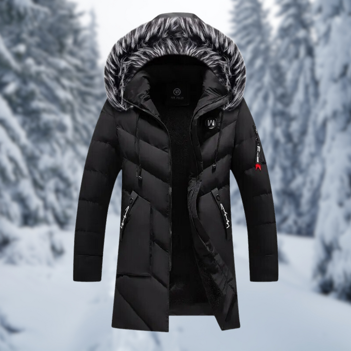 Schwarze Winterjacke mit Kunstfellkapuze und wattierter Steppung im Schnee