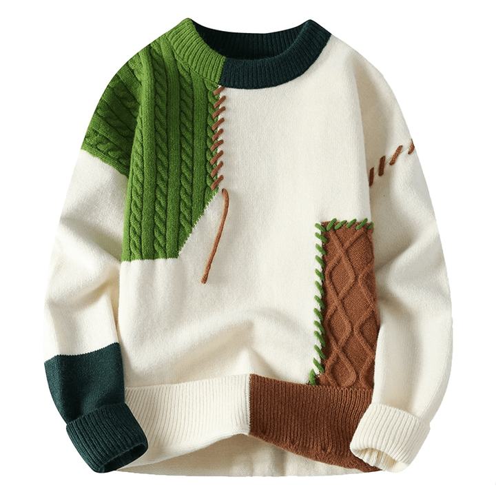 Cremefarbener Pullover mit grünem Zopfmuster und braunem Rautenpatch