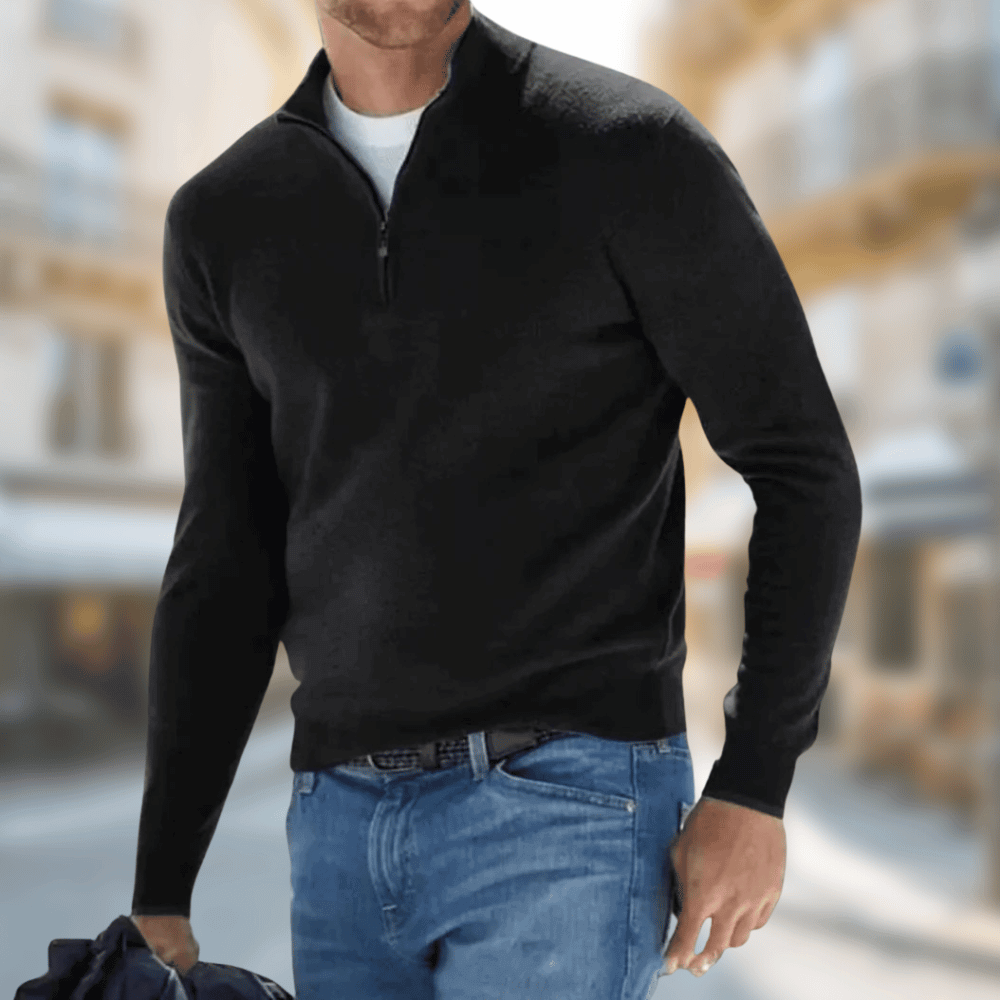 Schwarzer Herrenpullover mit Stehkragen und Reißverschluss, lässig zur Jeans getragen