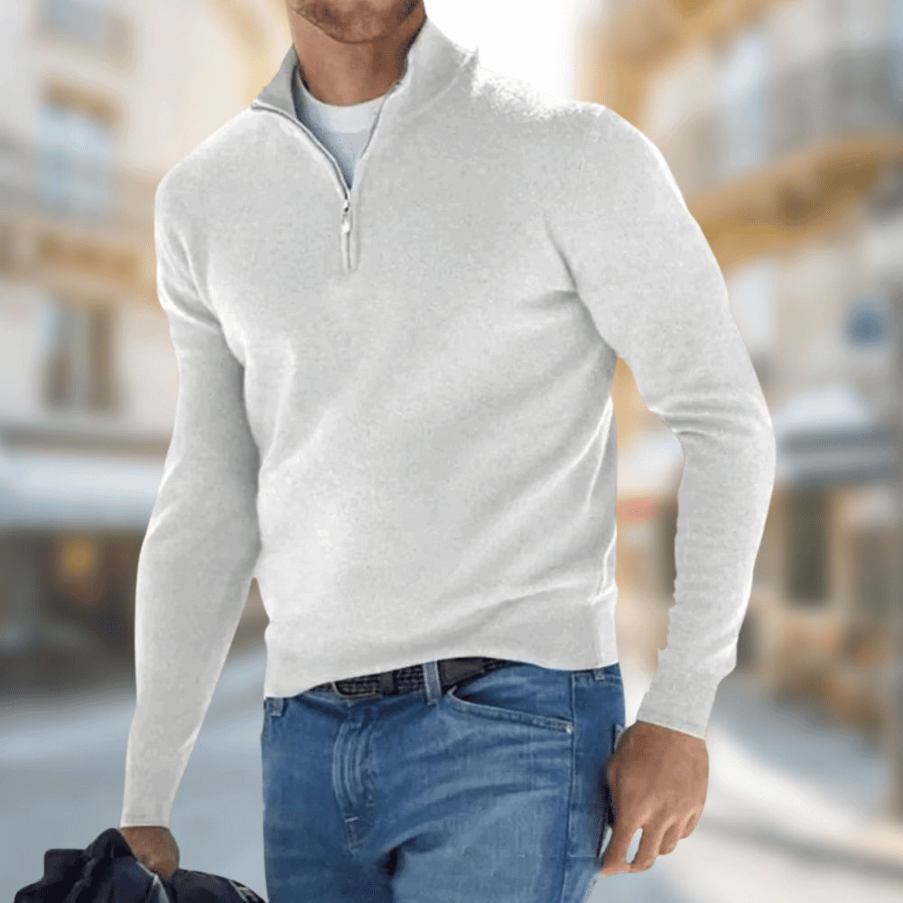 Weißer Herrenpullover mit Zipper-Kragen, schlicht und modern zur Jeans getragen