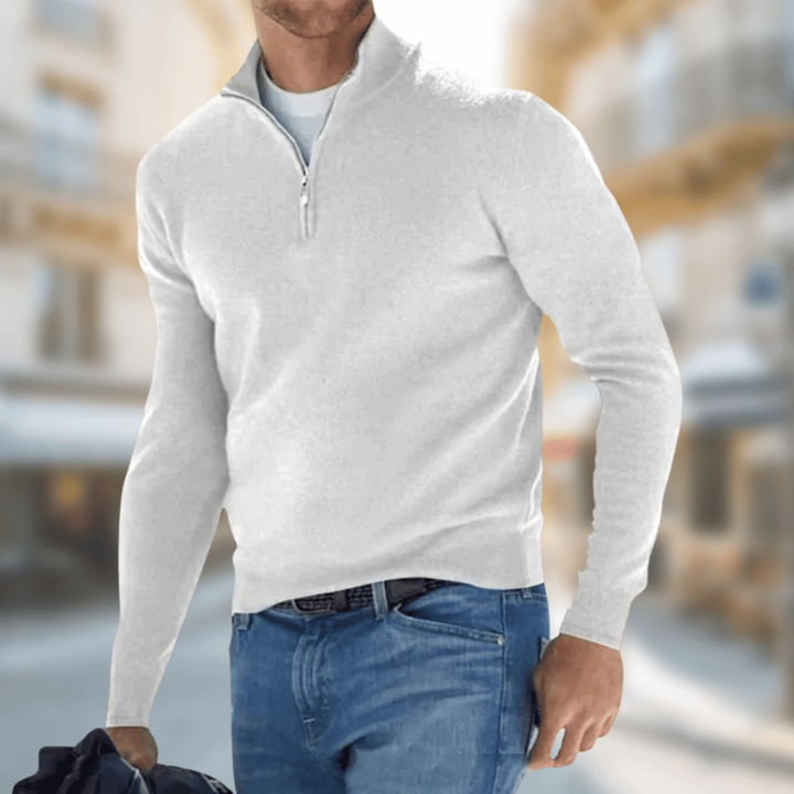 Weißer Herrenpullover mit Zipper-Kragen, schlicht und modern zur Jeans getragen