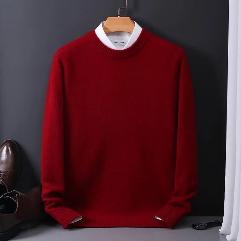 Roter Herrenpullover mit weißem Kontrastkragen und langen Ärmeln am Bügel