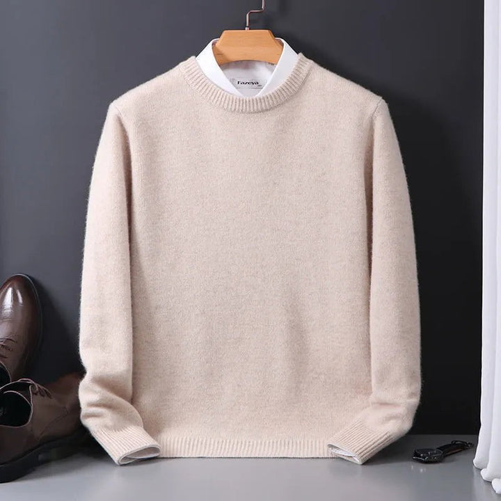 Beiger Herrenpullover mit Rundhalsausschnitt und weißem Unterkragen