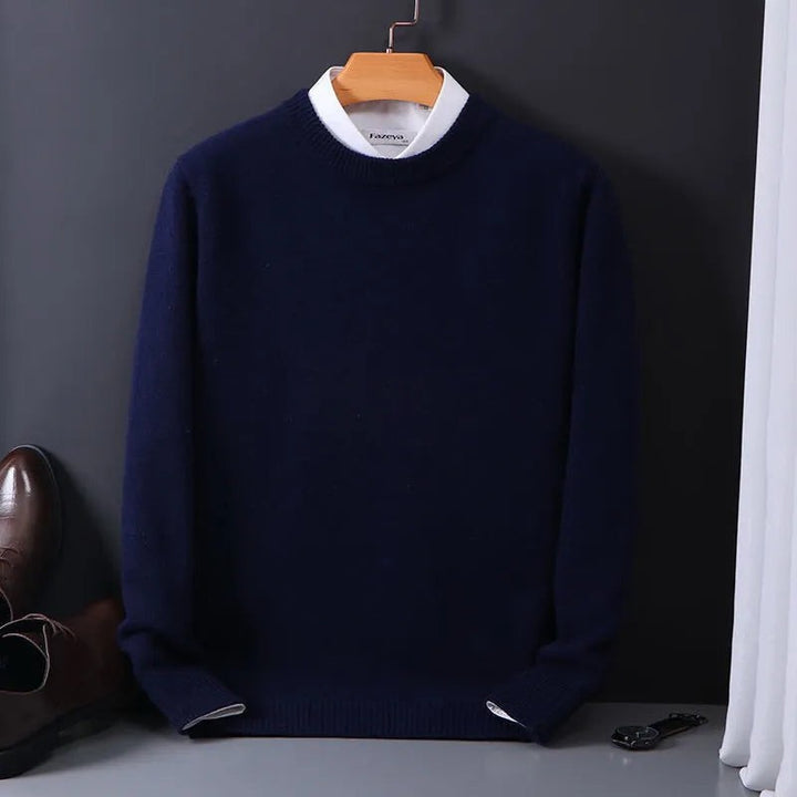 Dunkelblauer Herrenpullover mit weißem Kragen, klassischer Freizeitstrick