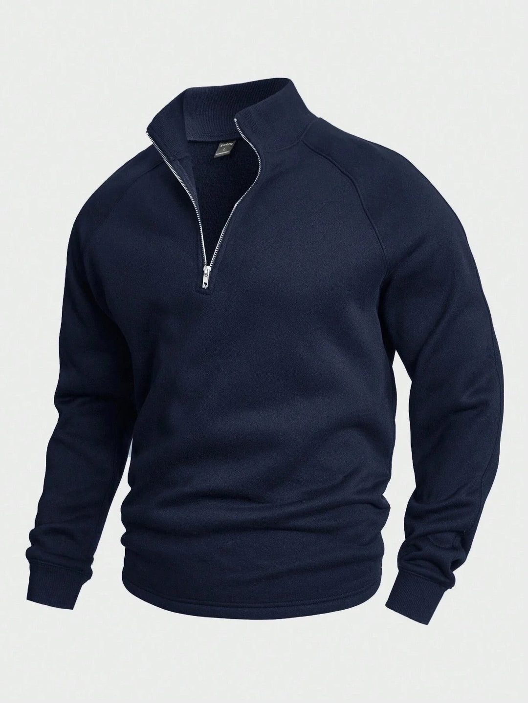 Marineblauer Herrenpullover mit Troyerkragen und Reißverschluss am Ausschnitt