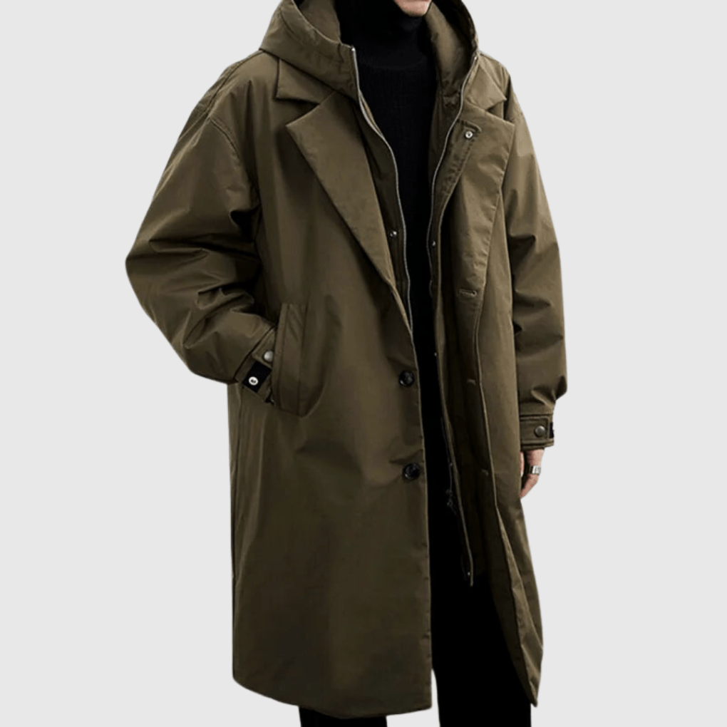 Olivgrüne lange Regenjacke mit Kapuze und Knopfleiste am Herrenmodell