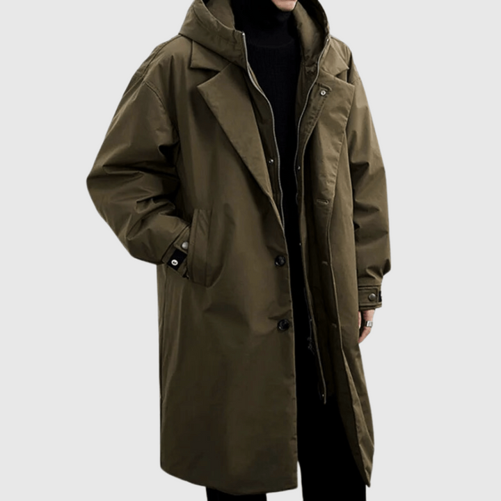 Olivgrüne lange Regenjacke mit Kapuze und Knopfleiste am Herrenmodell