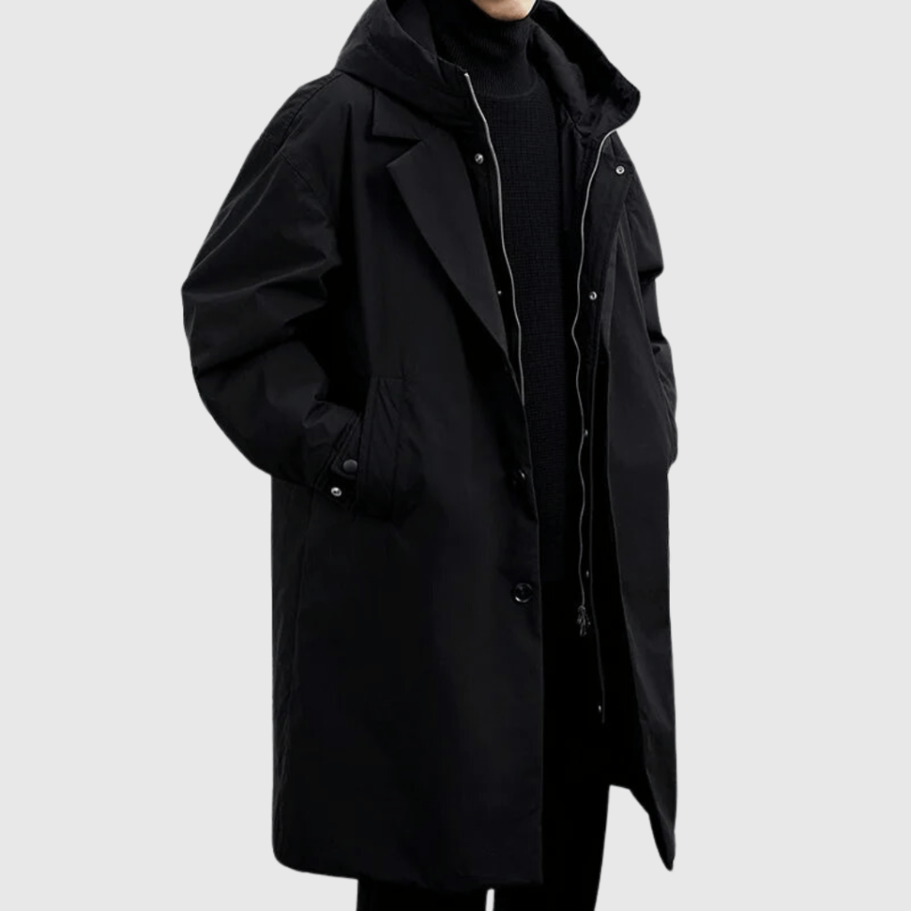Schwarze lange Regenjacke mit Kapuze und Reißverschluss am Herrenmodell