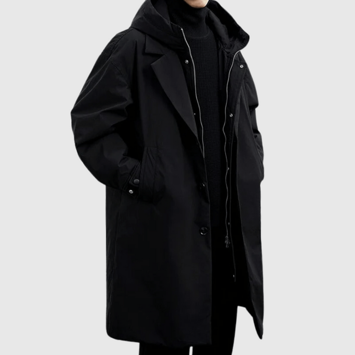 Schwarze lange Regenjacke mit Kapuze und Reißverschluss am Herrenmodell