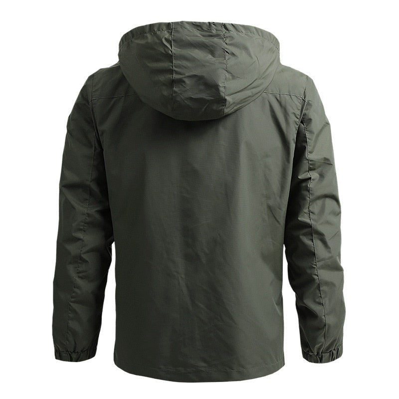 Khakigrüne Outdoorjacke für Herren, Rückenansicht mit Kapuze