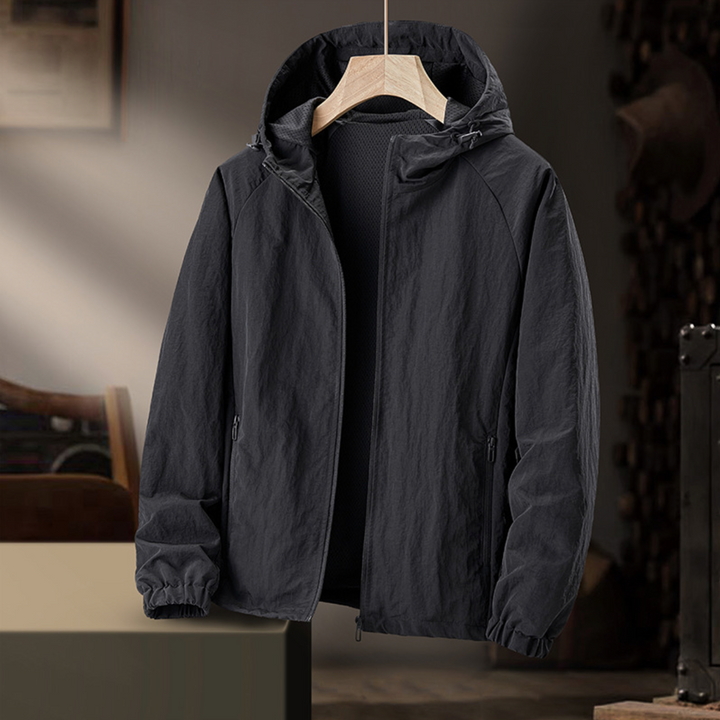 Schwarze Windjacke mit Kapuze und elastischen Ärmelbündchen