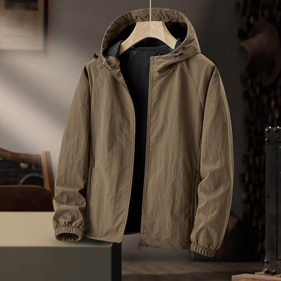 Khakifarbene Windjacke mit Kapuze und schwarzem Innenfutter