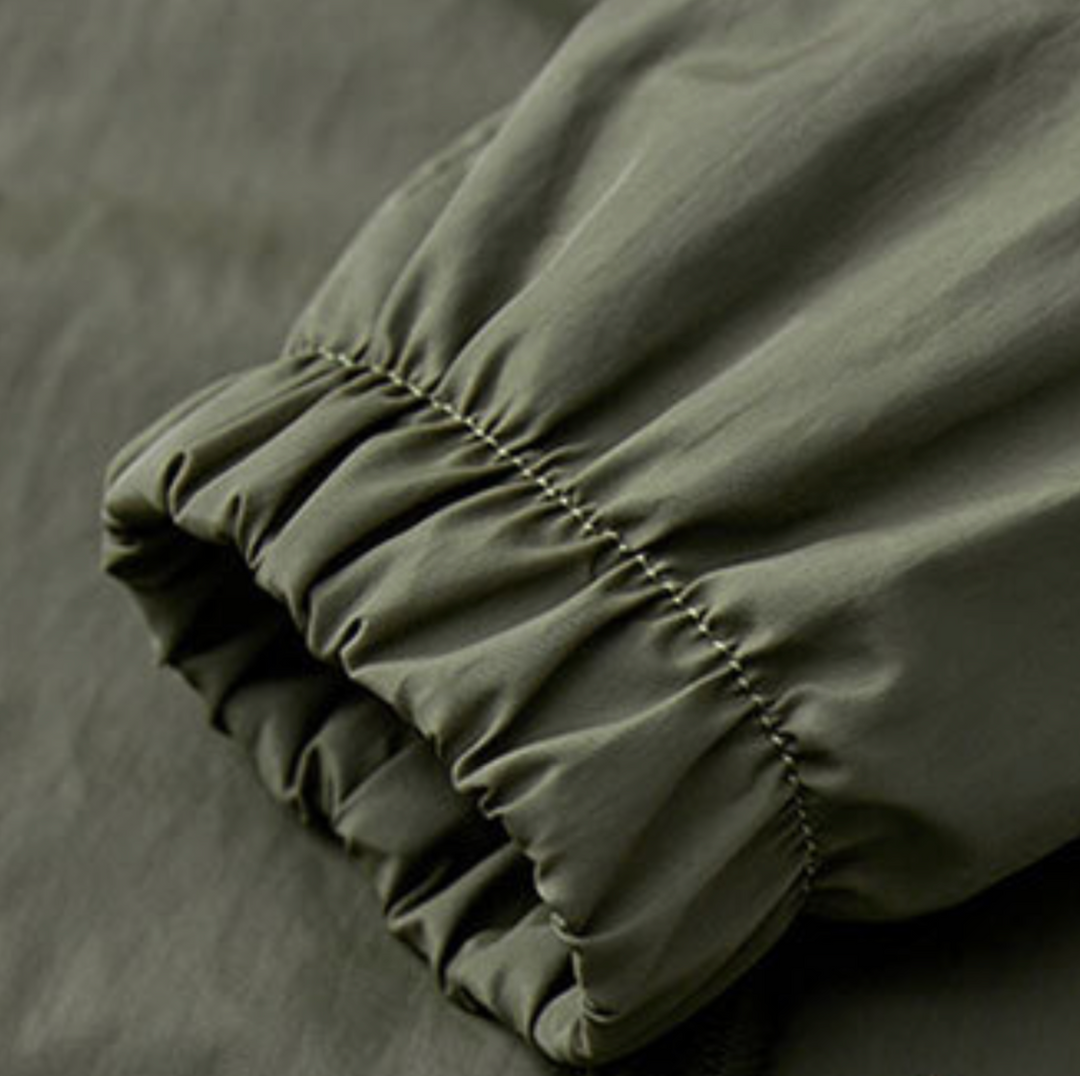 Nahaufnahme elastisches Ärmelbündchen an olivgrüner Windjacke