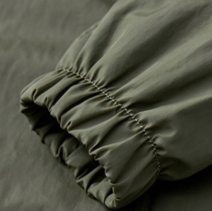 Nahaufnahme elastisches Ärmelbündchen an olivgrüner Windjacke