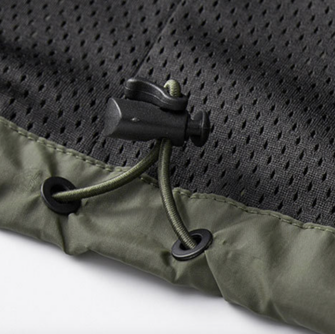 Detailansicht Kordelzug mit Stopper an Jackensaum