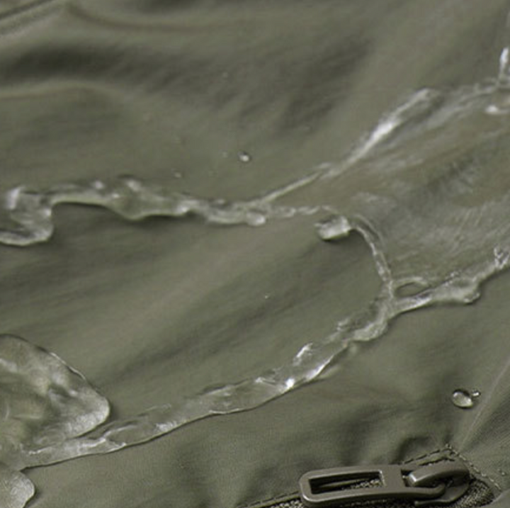 Wassertropfen auf wasserabweisendem Stoff der Windjacke