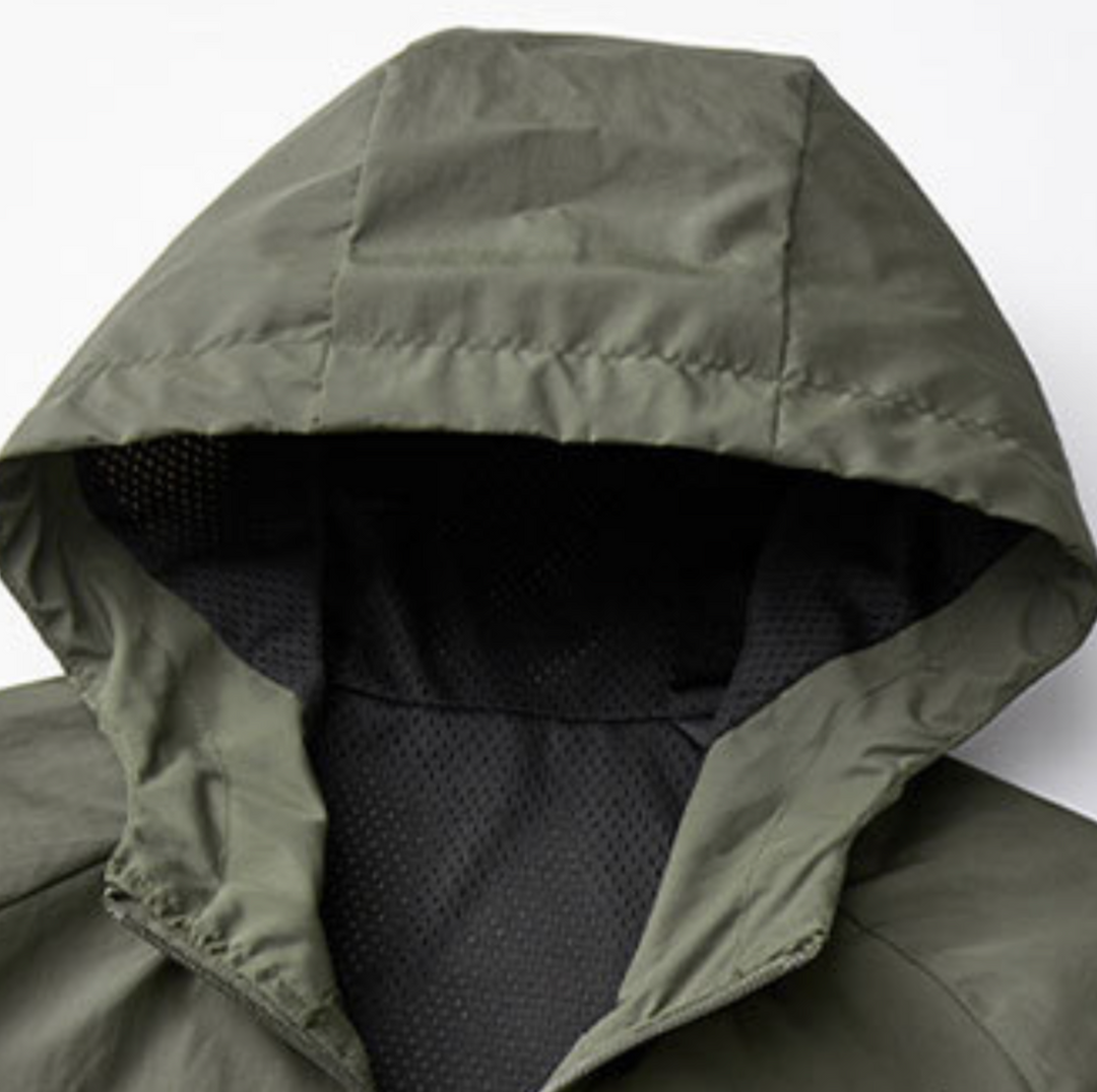 Kapuze der olivgrünen Windjacke mit atmungsaktivem Netzfutter