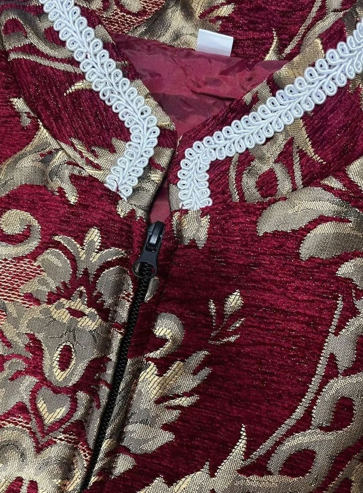 Nahaufnahme des Stehkragens mit Reißverschluss und goldbesticktem Samtstoff