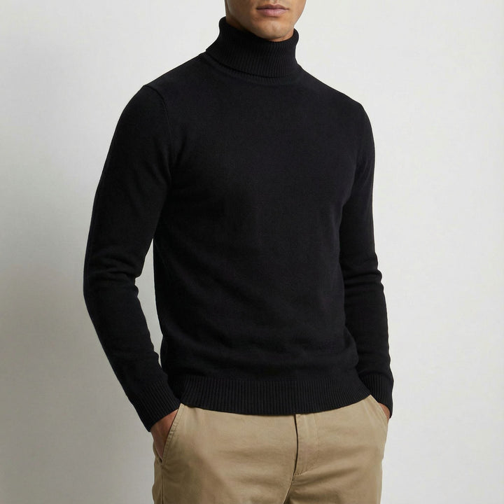 Eng geschnittener schwarzer Rollkragenpullover mit Strickbund, Hände in Taschen