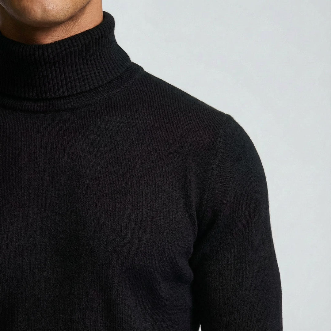 Marineschwarzer Rollkragenpullover sitzend getragen zu beiger Hose