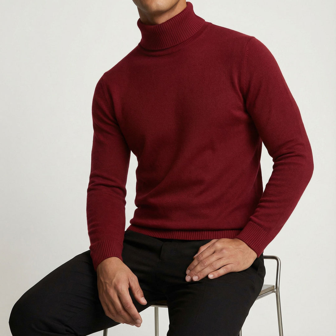 Sitzende Pose mit dunklem Rollkragenpullover und beiger Chinohose
